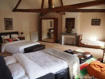 Chateau De La Touche Bed & Breakfast Savigny-Levescault Exterior photo
